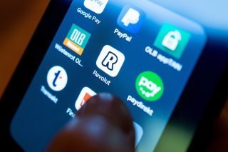 Revolut, a annoncé le lancement de distributeurs automatiques de billets en Espagne, sur lesquels il sera aussi possible d'ouvrir un compte ou d'obtenir une carte bancaire. (archives) KEYSTONE/DPA-Zentralbild/MONIKA SKOLIMOWSKA